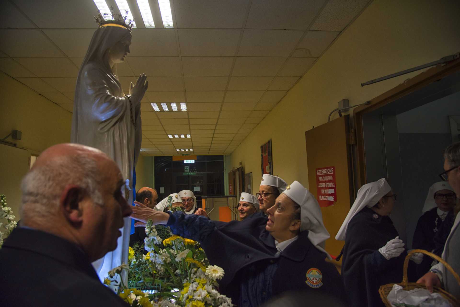 Processione della Madonna pellegrina di Lourdes nell''ospedale G.B. Grassi